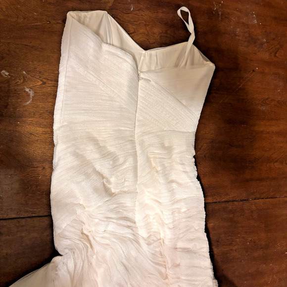 Monique Lhuillier Wedding Dress – Ivory Tulle Mermaid Gown –00 - Picture 15 of 16